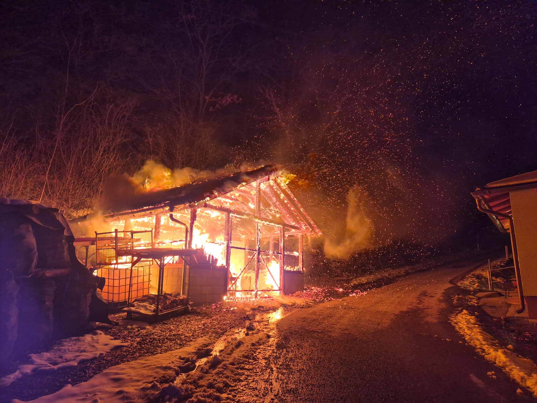 Vollbrand eines Brennholzunterstandes in Hochegg