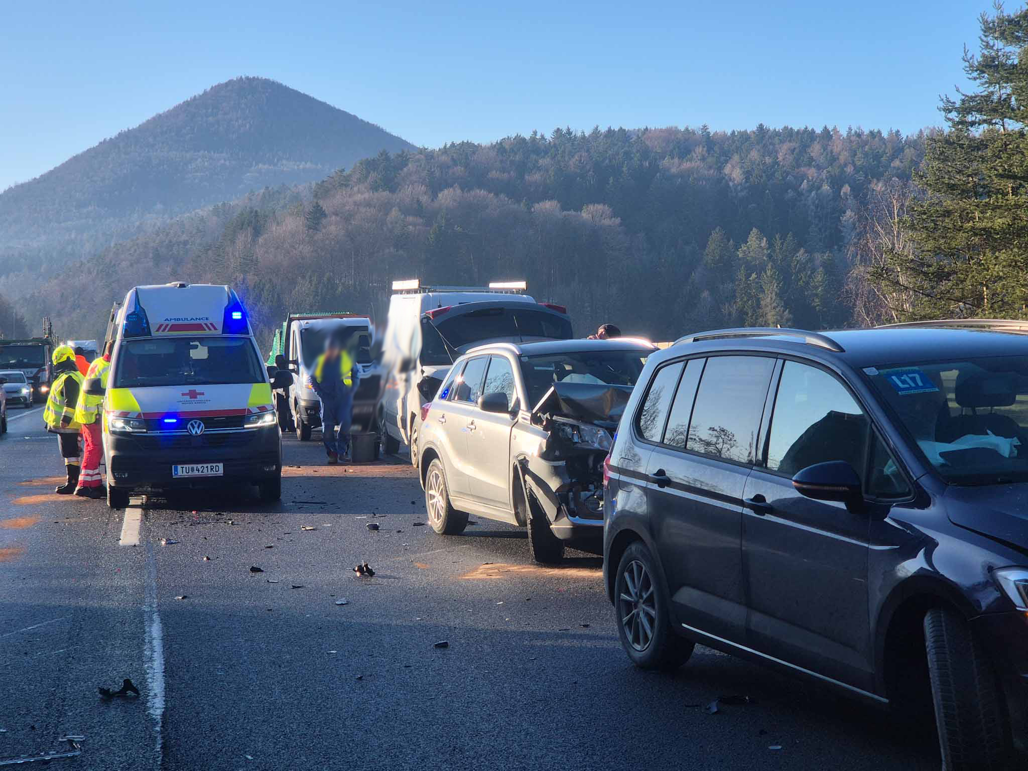 Serienunfall mit 7 Fahrzeugen auf der A2